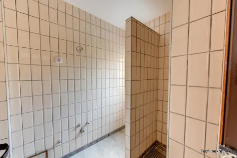 Kupatilo obloženo keramičkim pločicama u fazi uređenja. - image 9