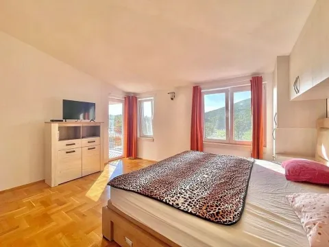 Spavaća soba sa bračnim krevetom, komodom za televizor i izlazom na terasu. - image 14