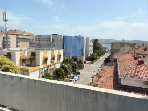 Rent, two bedroom apartment, 80m², Tivat, Crna Gora - image 10