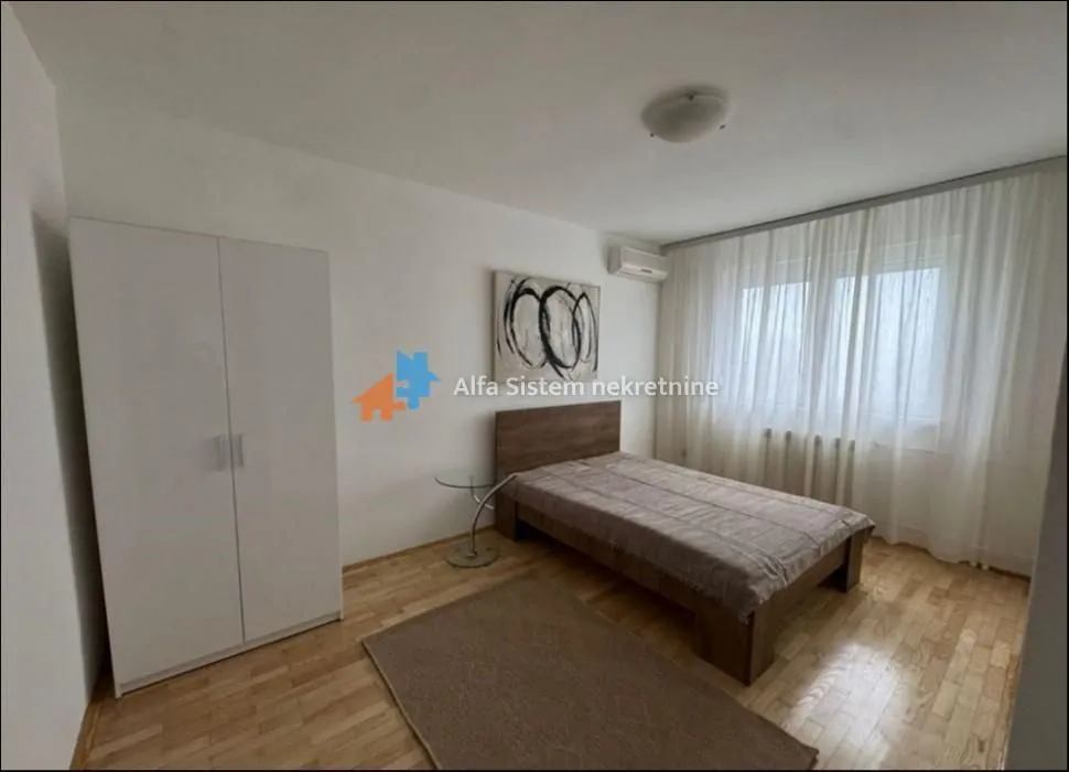 Izdavanje, četvorosoban stan, 120m², Savski Venac, Beograd
