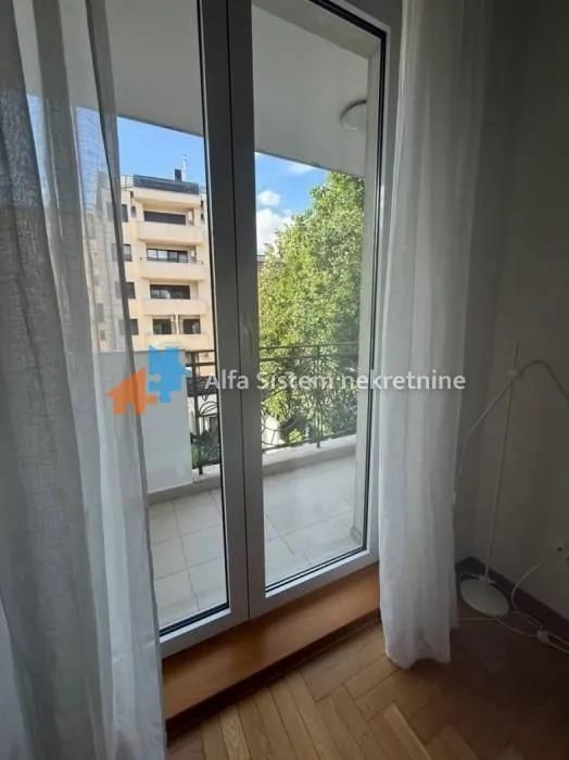 Izdavanje, trosoban stan, 106m², Vračar Hram, Vračar Sve Podlokacije