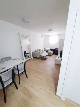 Dnevni boravak sa trpezarijom i garniturom za sjedenje. - image 3