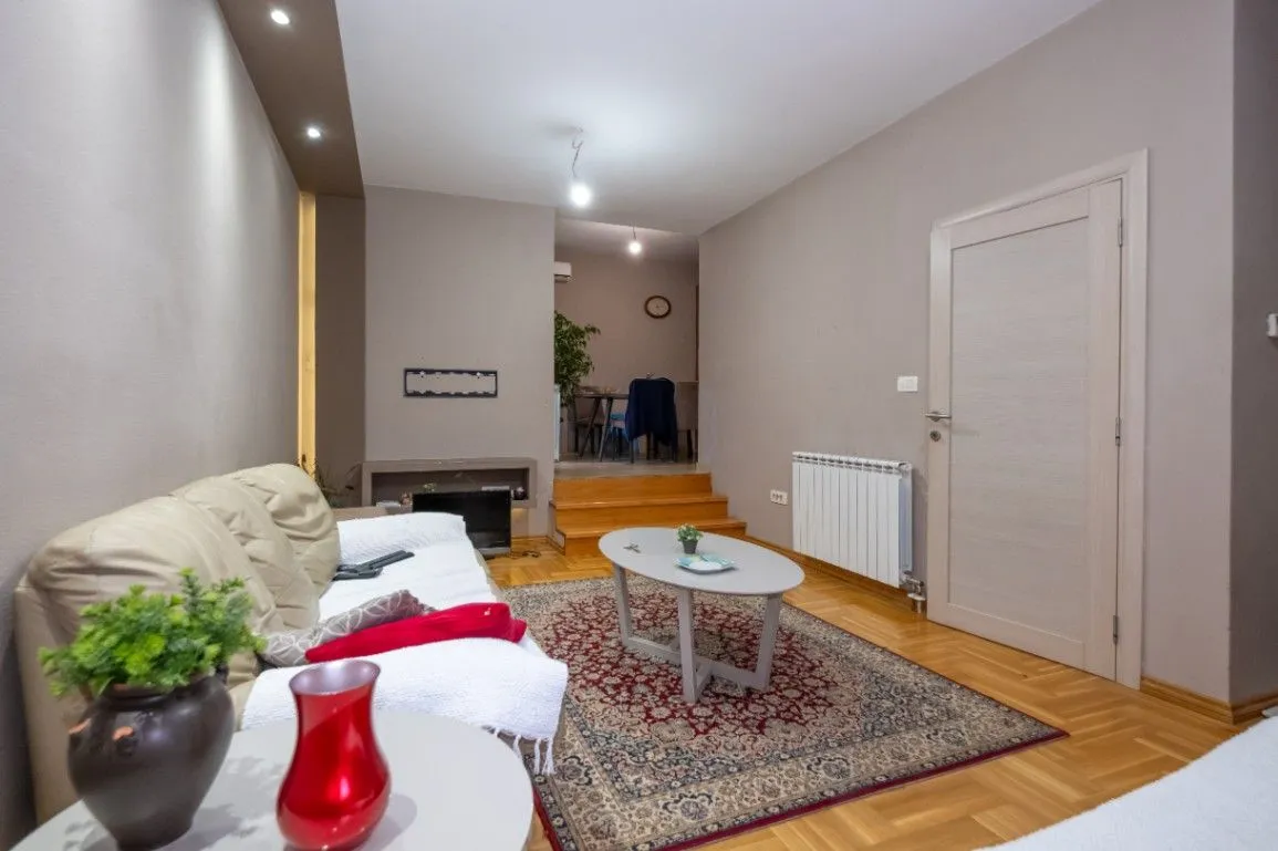 Izdavanje, kuća, 220m², Tološi, Podgorica