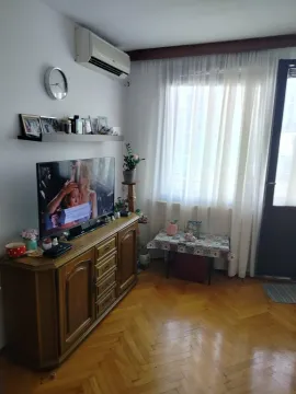 Dnevna soba sa drvenim namještajem, televizorom i parketom. - image 2