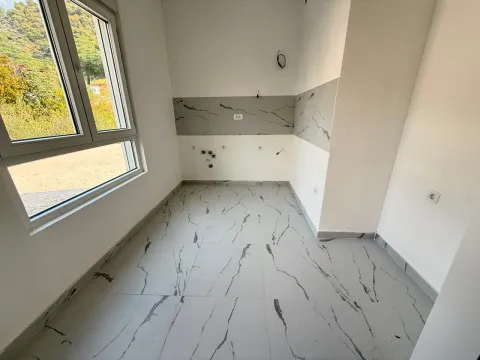 Nove pločice i pripremljene instalacije u novoj kuhinji. - image 5