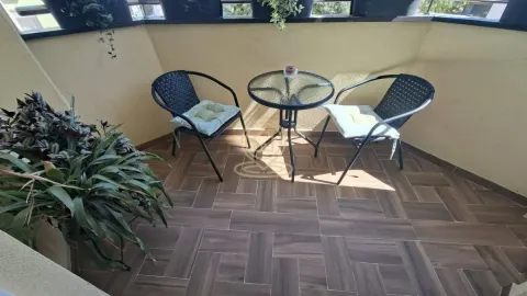 Manji namešteni balkon sa staklenim stočićem i dve stolice. - image 17