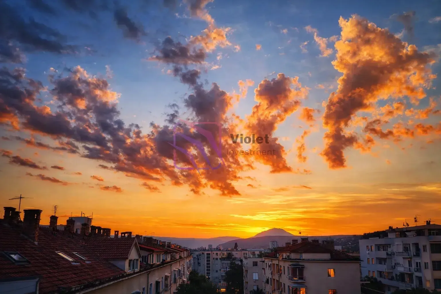 Pogled na gradski pejzaž i zalazak sunca sa nekretnine.
