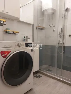 Kupatilo opremljeno tuš kabinom, umivaonikom i veš mašinom. - image 18