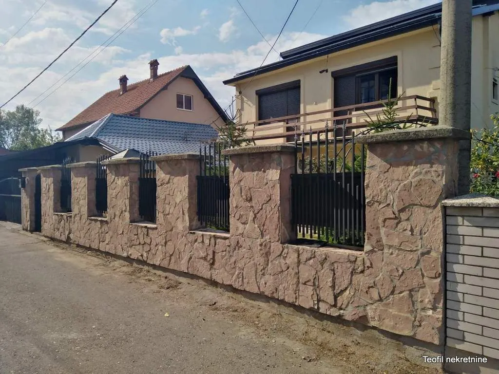 Pogled na dvorišnu ogradu i spoljašnjost kuće sa ulice.