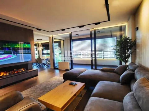 Izdavanje, četvorosoban stan, 200m², Kalenić Pijaca, Vračar Sve Podlokacije