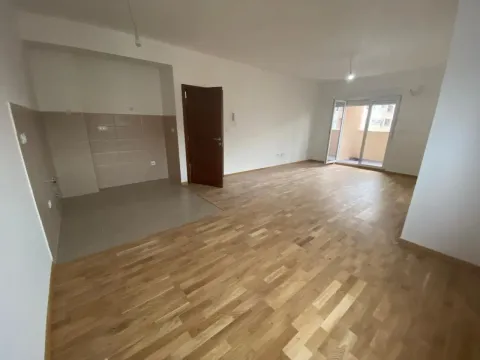 Prazna dnevna soba sa parketom i dijelom predviđenim za kuhinju. - image 3