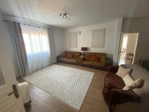 Dnevna soba sa garniturom, tepihom i prozorom. - image 12