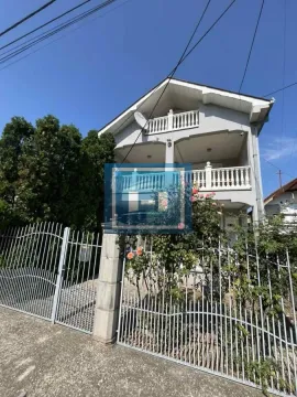 Prednji deo kuće sa dvorišnom kapijom i zelenilom. - image 17