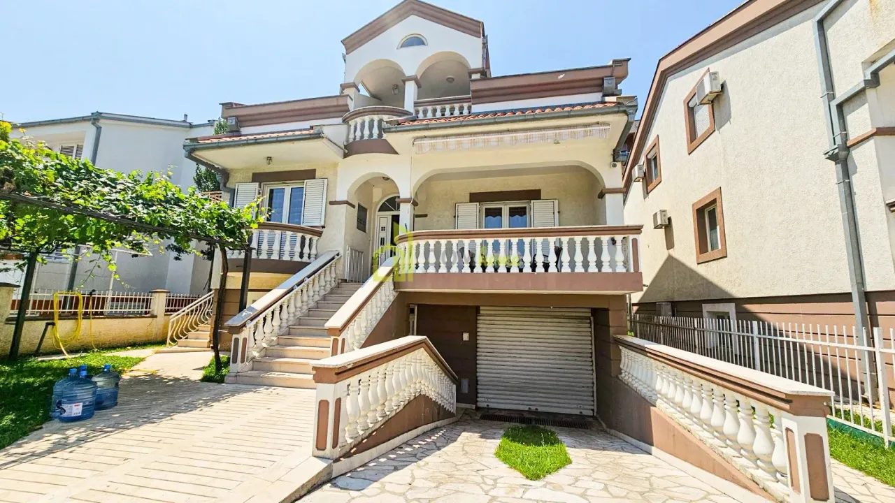 Sale, house, 350m², Momišići, Podgorica