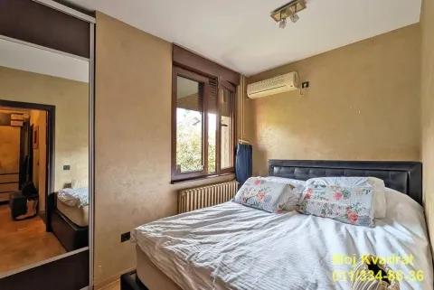 Spavaća soba sa bračnim krevetom, prozorom i ugradnim plakarom sa ogledalom. - image 10