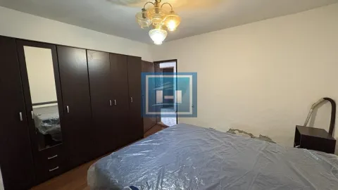 Spavaća soba sa velikim bračnim krevetom i garderoberom. - image 7