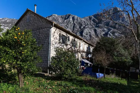 Stara kamena kuća sa dvorištem u podnožju planine. - image 3