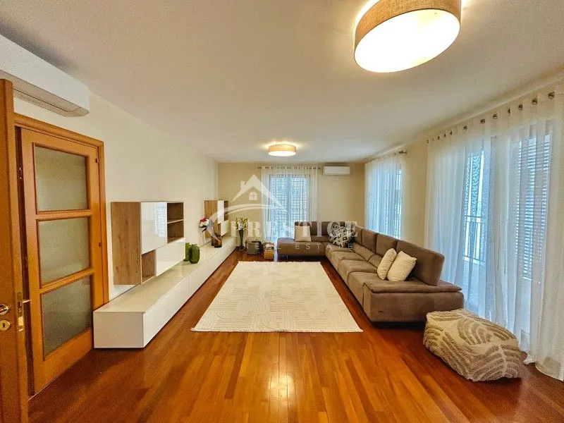 Izdavanje, četvorosoban stan, 200m², Gorica C, Podgorica