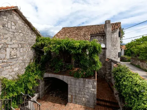 Prodaja, kuća, 200m², Tivat, Crna Gora - image 1