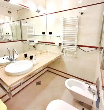 Clear bathroom with a washbasin, mirror, and sanitary fixtures. - image 8