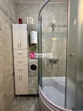 Kompaktno kupatilo sa tuš kabinom, ormarićem i mašinom za veš. - image 6