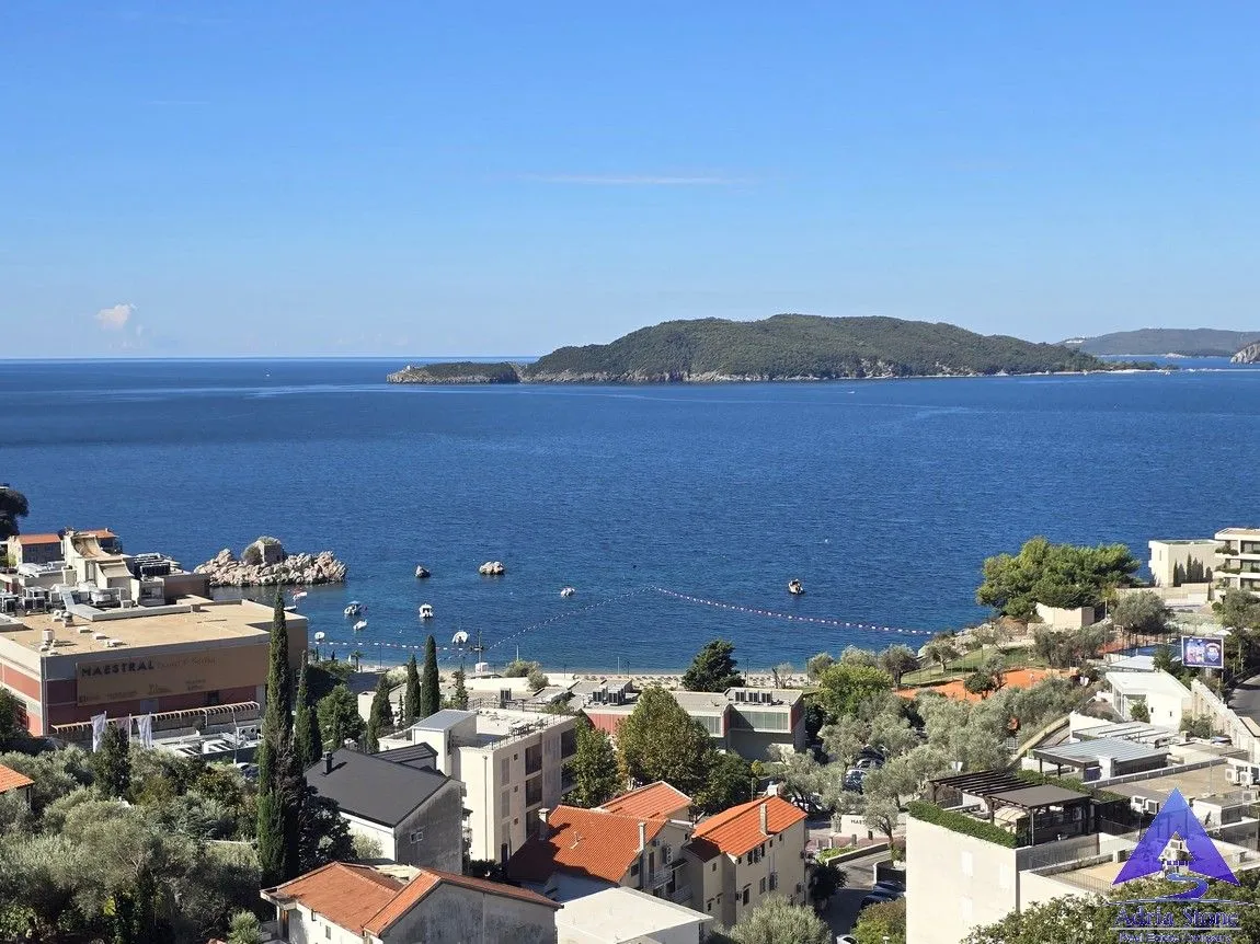 Prelijep pogled na more i obalu sa nekretnine.