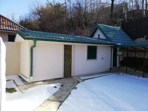Pogled na spoljašnjost prizemnog objekta sa dvorištem prekrivenim snijegom. - image 29