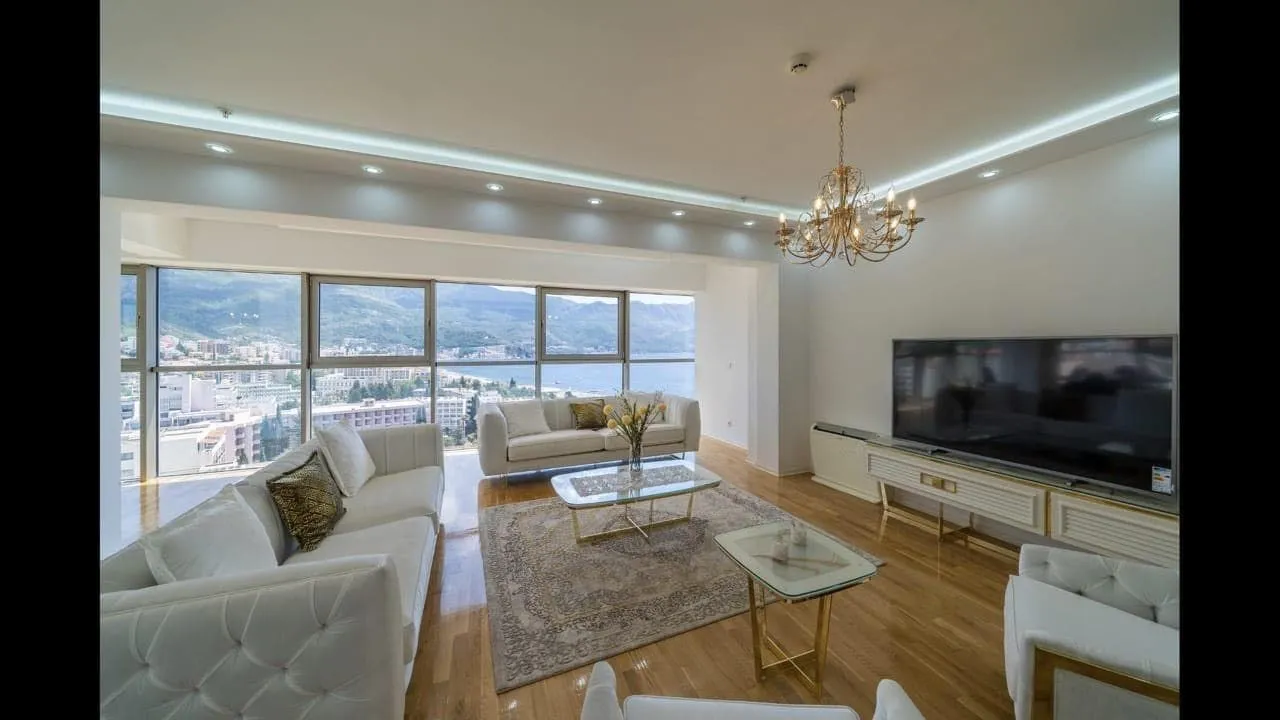 Izdavanje, trosoban stan, 150m², Bečići, Budva