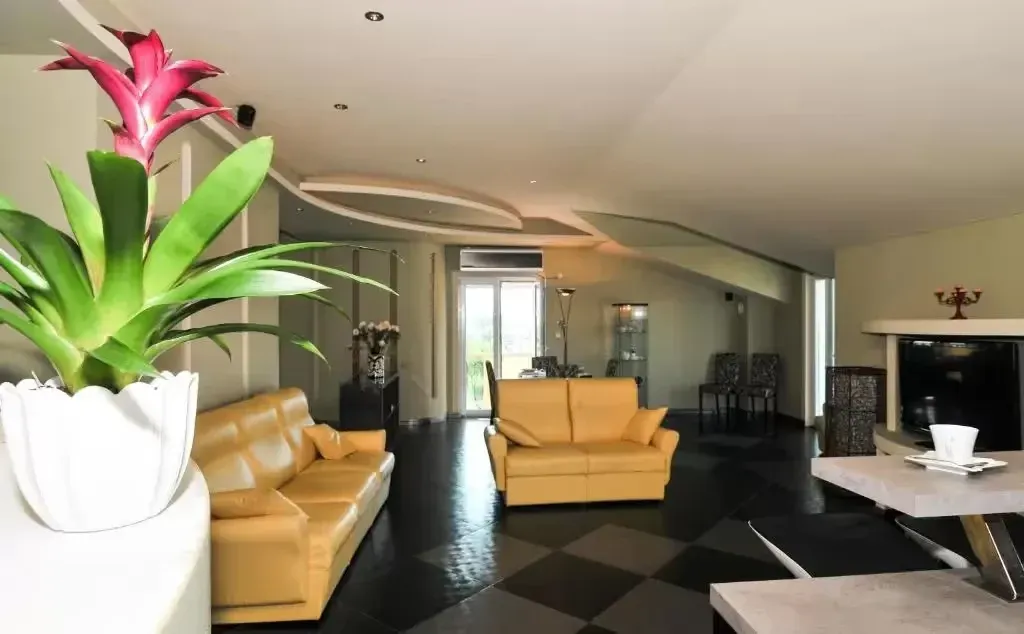 Izdavanje, stan, 120m², Tivat, Crna Gora