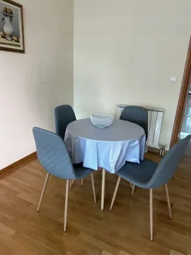Trpezarijski sto sa četiri sive stolice u uglu prostorije. - image 13