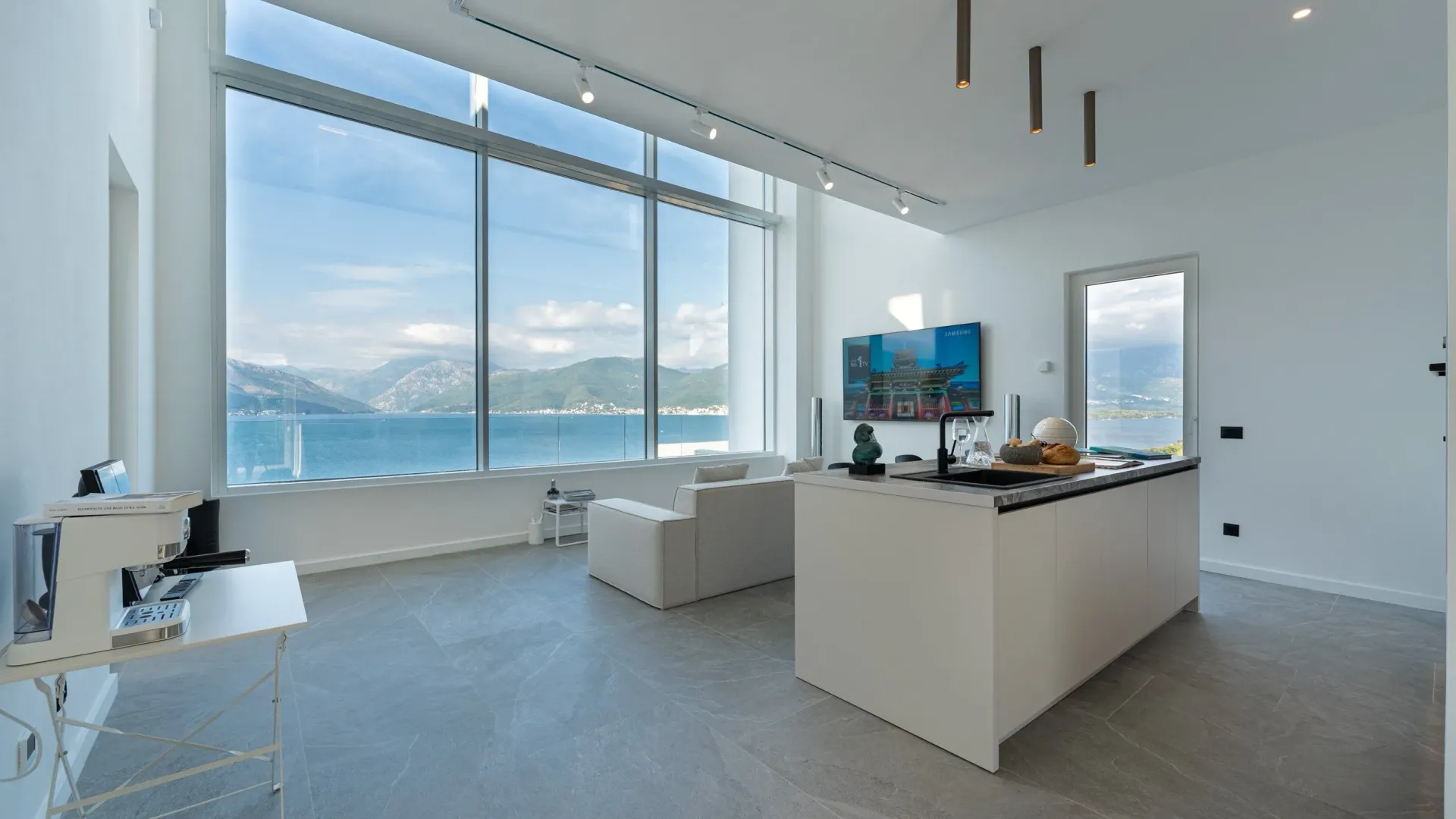 Rent, one bedroom apartment, 68m², Krašići, Tivat