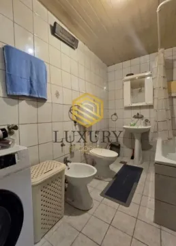 Prikaz kupatila sa sanitarijama, kadom i pločicama na zidovima. - image 11