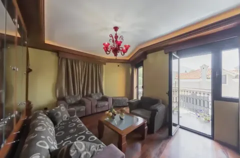 Dnevna soba sa garniturom, stočićem i izlazom na terasu. - image 3