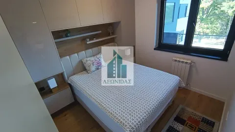 Nameštena spavaća soba sa bračnim krevetom i ugradnim ormarom. - image 11