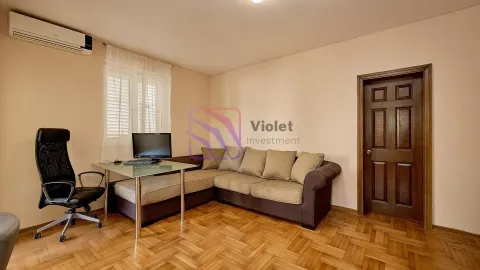 Dnevni boravak sa ugaonom garniturom, radnim stolom i klima uređajem. - image 3