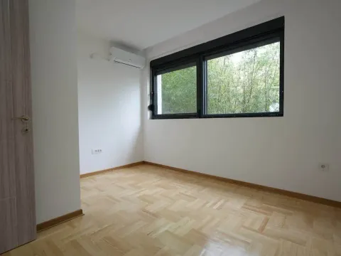 Izdavanje, poslovni prostor, 95m², Pod Goricom, Podgorica - image 13