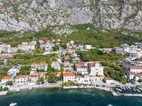 Pogled iz vazduha na obalu sa kućama u podnožju planine. - image 31