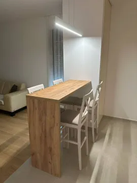 Trpezarijski sto sa visokim stolicama u modernom enterijeru. - image 6