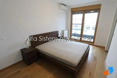 Spavaća soba sa bračnim krevetom i noćnim stočićima. - image 8