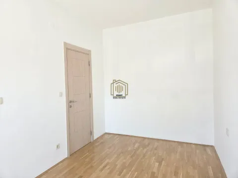 Prazna prostorija sa bijelim zidovima i drvenim podom. - image 12