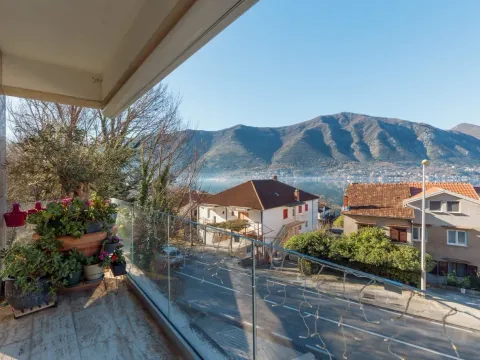 Izdavanje, dvosoban stan, 130m², Dobrota, Kotor - image 3