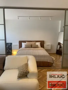 Pogled iz dnevne sobe na spavaću sobu sa bračnim krevetom. - image 10