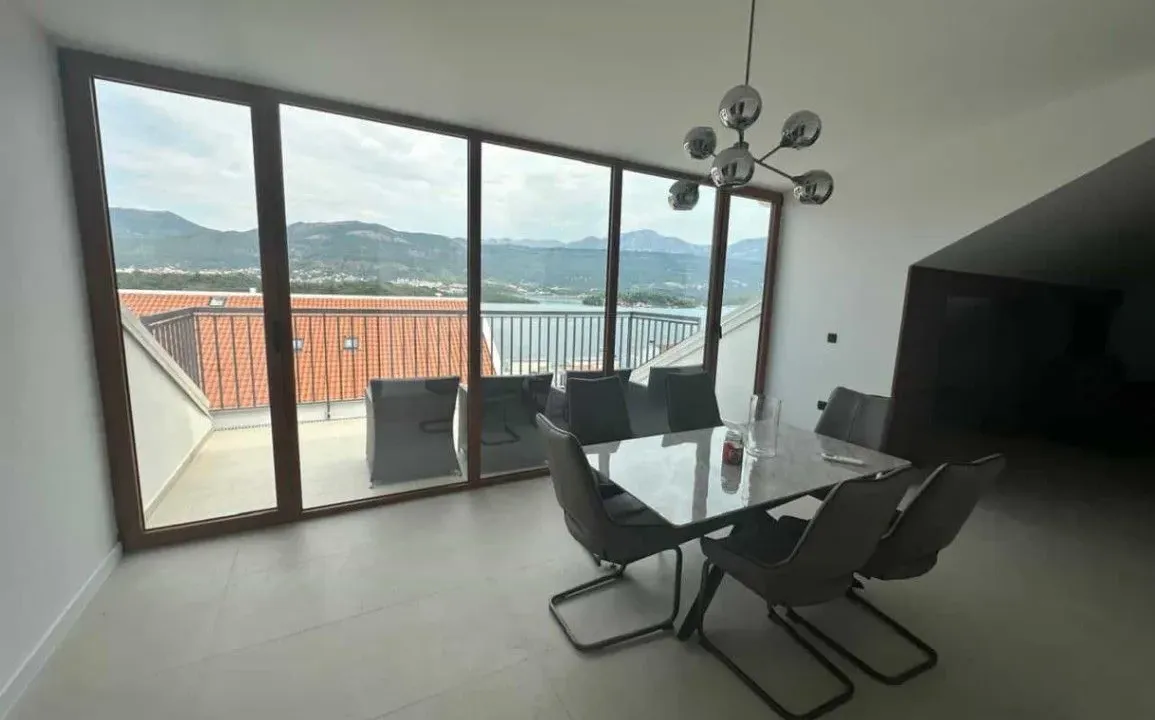 Izdavanje, dvosoban stan, 112m², Obala Đuraševića, Tivat