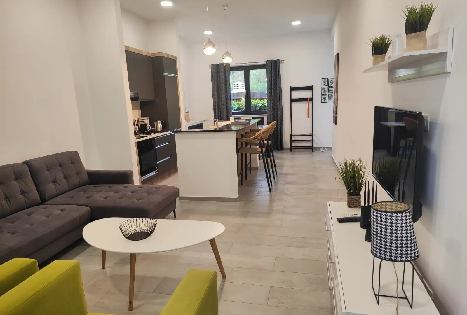 Izdavanje, jednosoban stan, 57m², Bečići, Budva