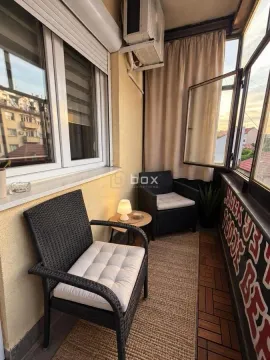 Zastakljeni balkon sa garniturom za sedenje i malim stočićem. - image 12