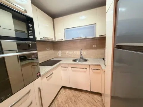 Moderna kuhinja sa bež elementima i ugradnim uređajima. - image 5