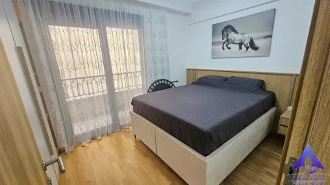 Namještena spavaća soba sa bračnim krevetom i balkonskim vratima. - image 11