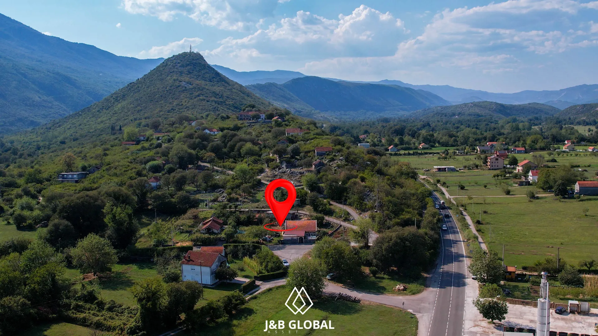 Pogled iz vazduha na okolinu i lokaciju nekretnine u prirodi.