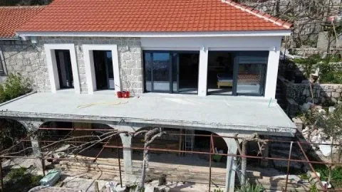 Pogled na eksterijer kuće sa terasom i krovom od crijepa. - image 8