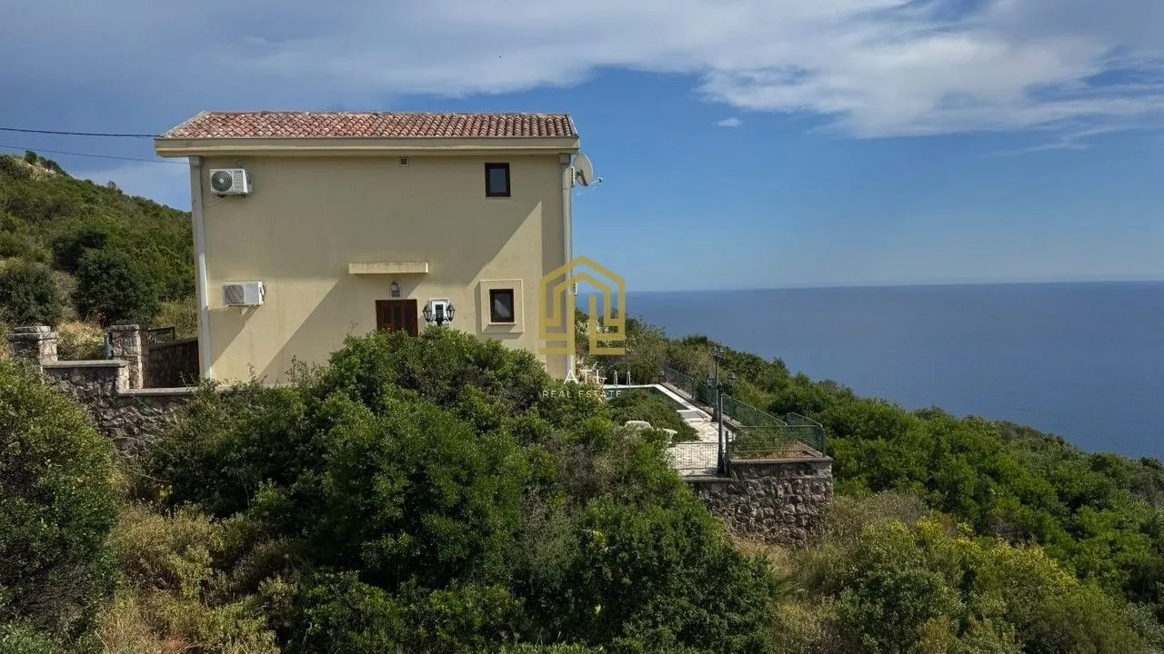 Spoljašnji izgled kuće sa pogledom na more i zelenilom u okruženju.